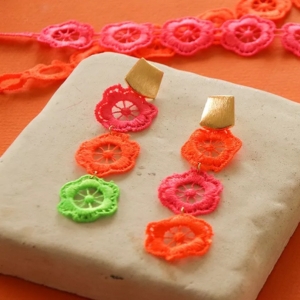 boucles d'oreilles fluo