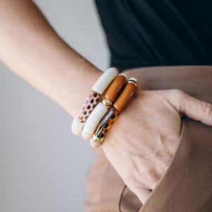 Bracelets &eacute;lastiques avec perles tubes en r&eacute;sine 