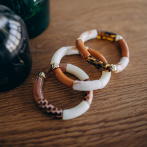 bracelet perles tubes en r&eacute;sine DIY