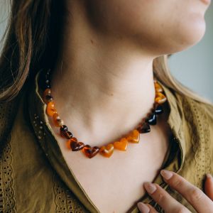 Collier DIY avec perles coeur en résine