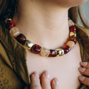 collier perles cubes 