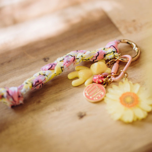 grigri de sac avec breloques colorées