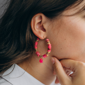 Boucles d'oreilles cr&eacute;oles en Regalite teint&eacute;e rose