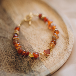 bracelet en cornaline avec intercalaire coeur