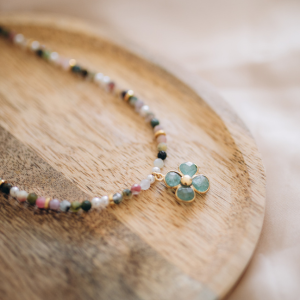 collier perles tourmaline et pendentif tr&egrave;fle aventurine