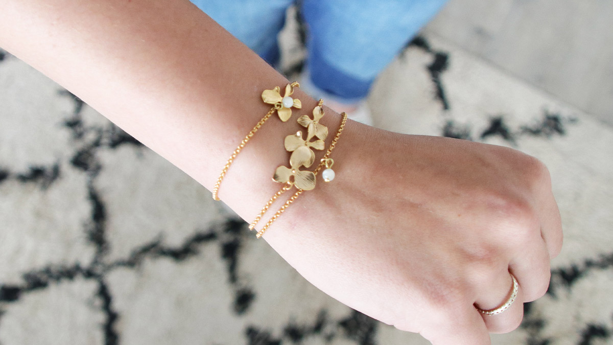 DIY Pulseras apilables de flores doradas