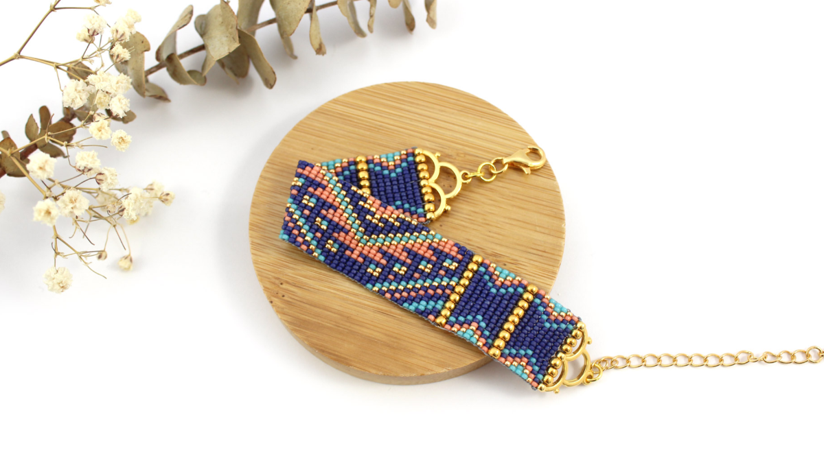 Pulsera de tejido Miyuki en rocailles 15 y 8 con puntas de escamas.