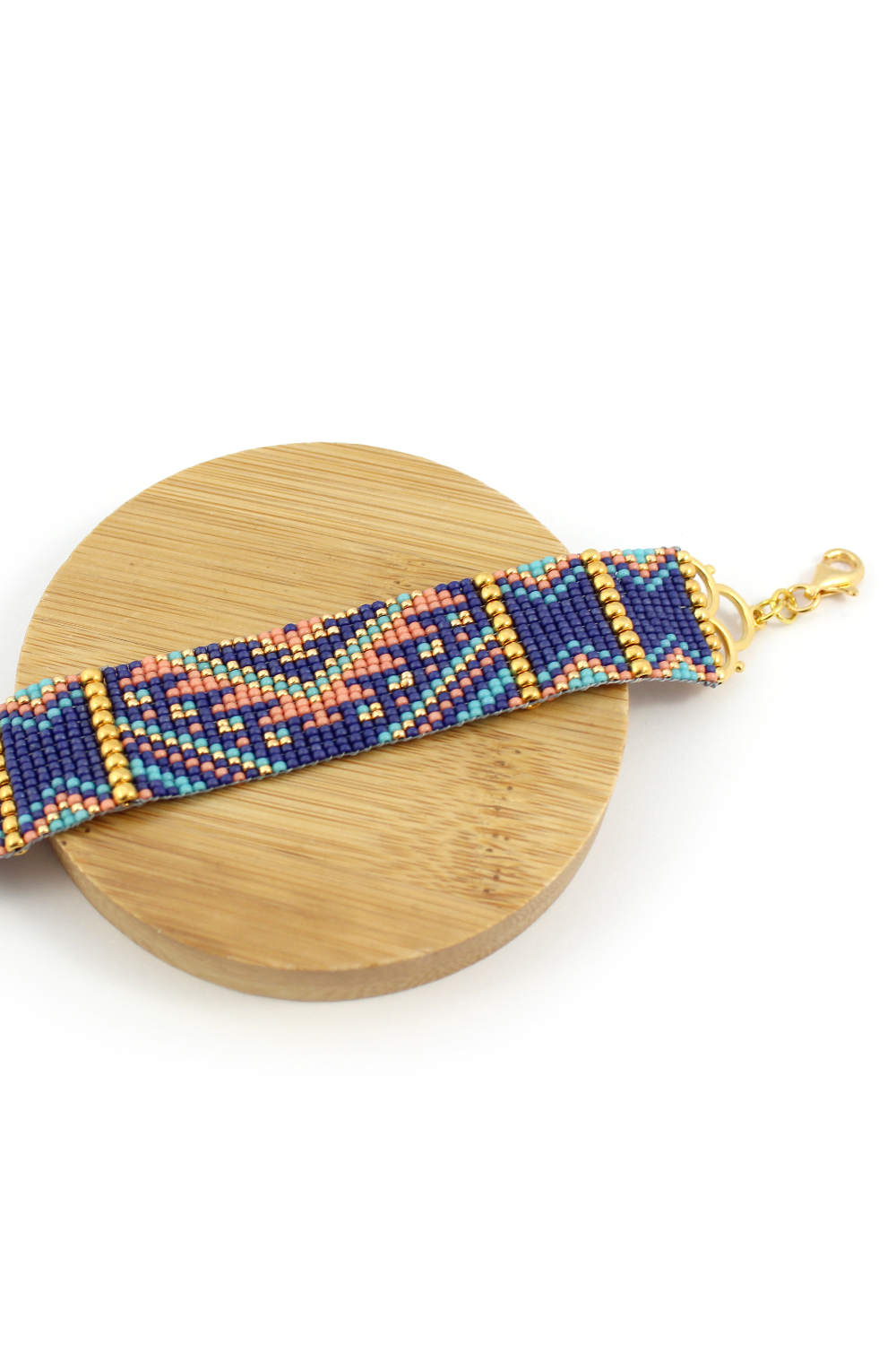 Esquema Pulsera de tejido Miyuki en rocailles 15 y 8 con puntas de escamas. Esquema Pulsera de tejido Miyuki en rocailles 15 y 8 con puntas de escamas.