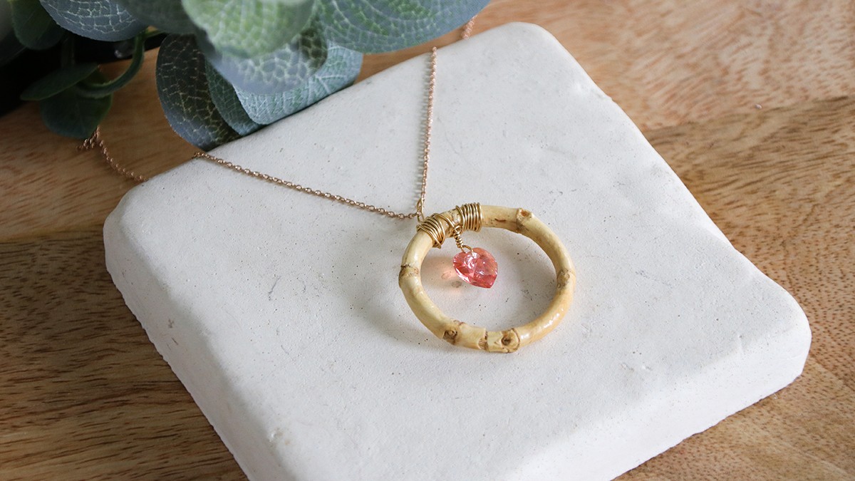 Esquema Colgante de bricolaje de bambú, corazón de PureCrystal y envoltura de alambre Esquema Colgante de bricolaje de bambú, corazón de PureCrystal y envoltura de alambre