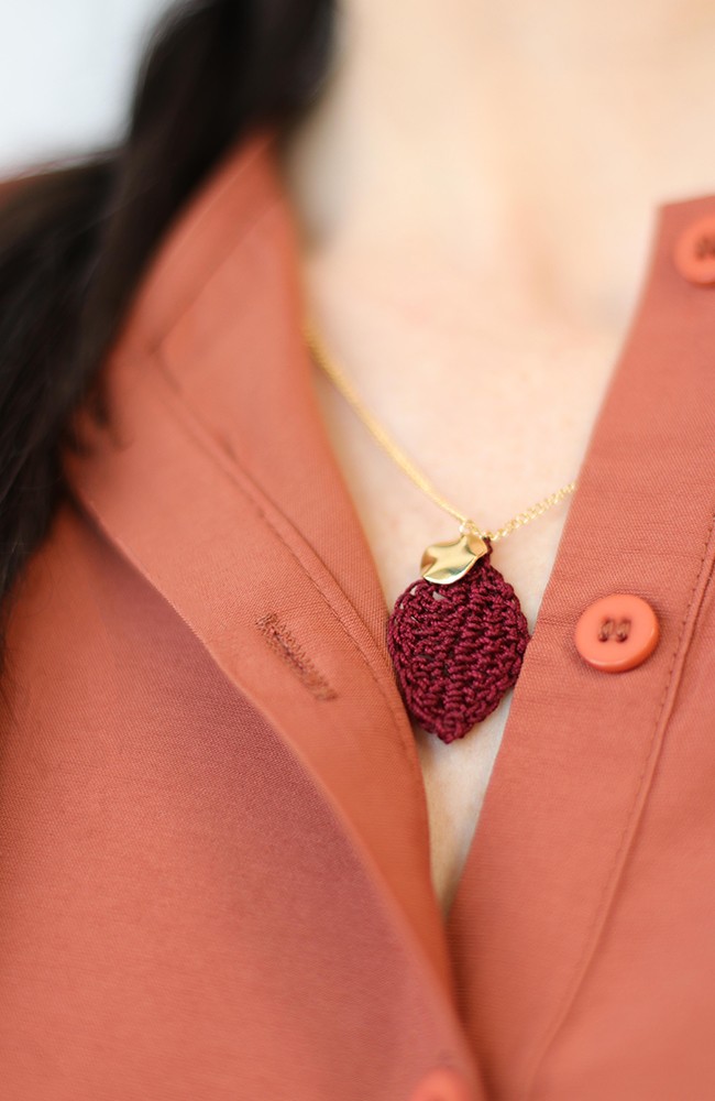 Colgante de hoja de ganchillo DIY y lentejuelas arrugadas doradas