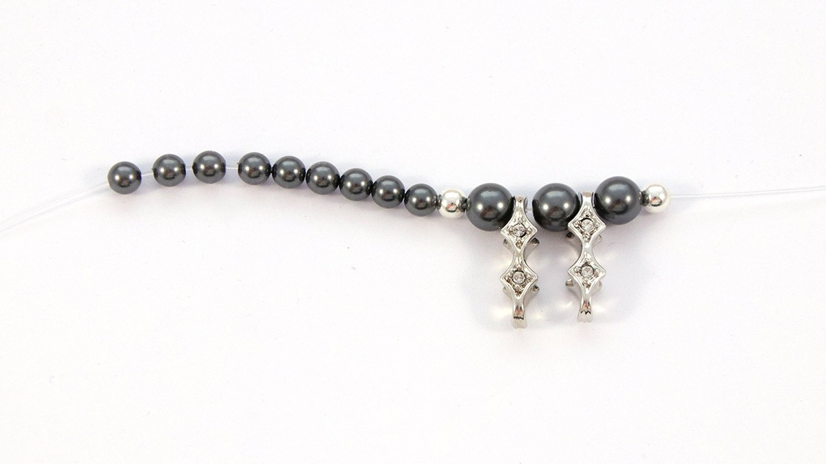 Anillo elástico de 3 filas con perlas nacaradas : Paso 1