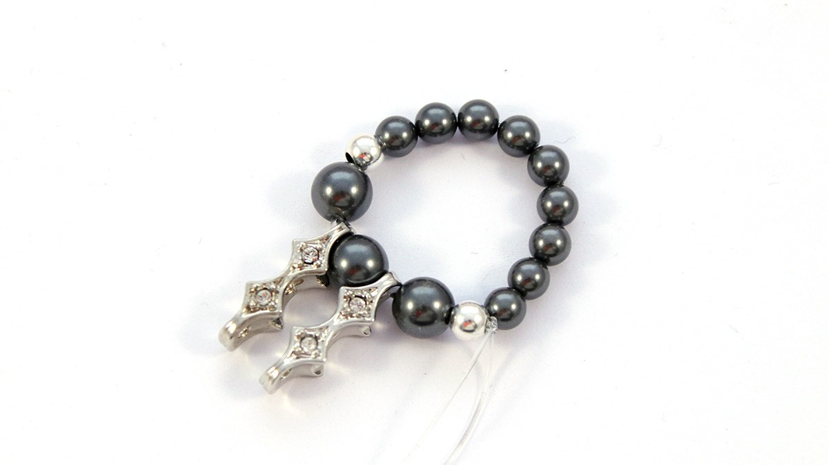 Anillo elástico de 3 filas con perlas nacaradas : Paso 2