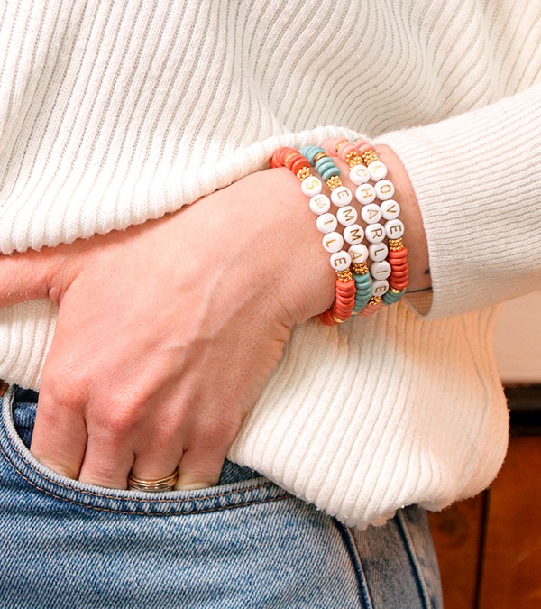 Pulsera DIY Message con cuentas de cerámica heishi y cuentas de letras : Paso 5 Pulsera DIY Message con cuentas de cerámica heishi y cuentas de letras : Paso 5