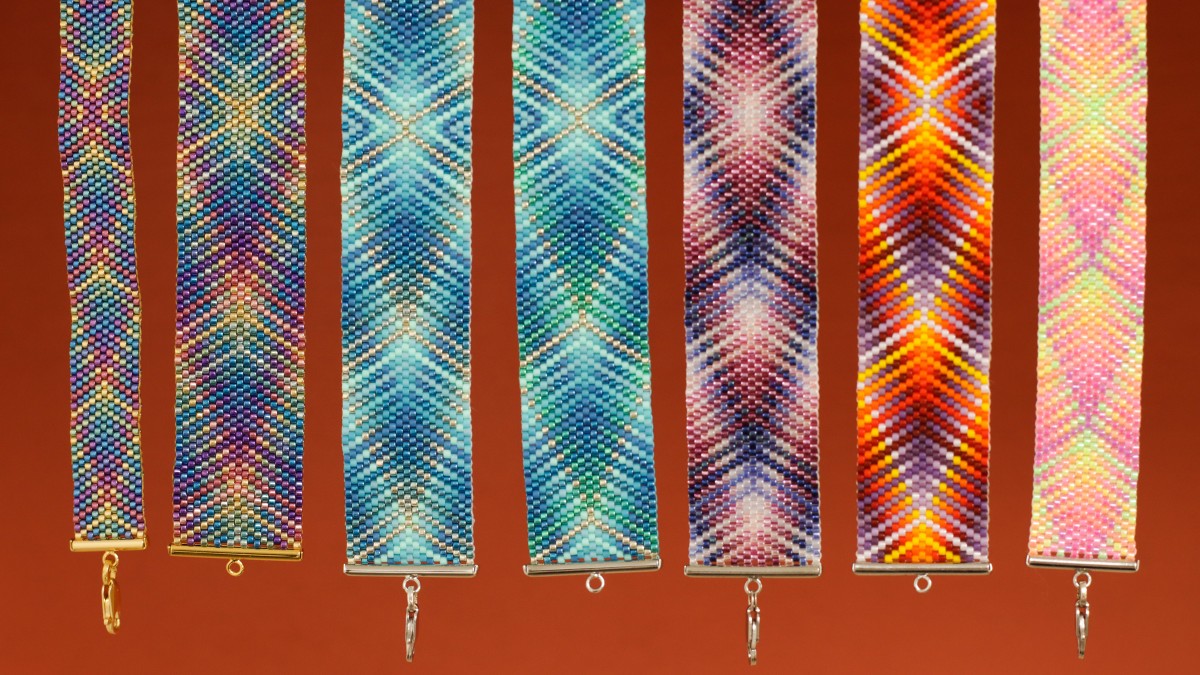 Pulsera brasileña con motivo hipnótico en tejido de perlas Miyuki Délicas 11/0