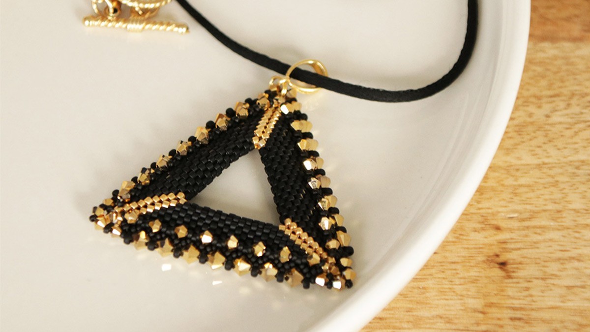 Colgante de triángulo tridimensional brillante con cuentas Miyuki 11/0 y bicones de PureCrystal