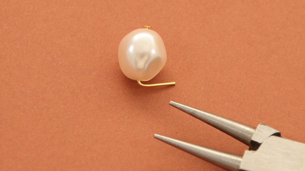 Pendientes barrocos de perlas PureCrystal y hoja dorada : Paso 2