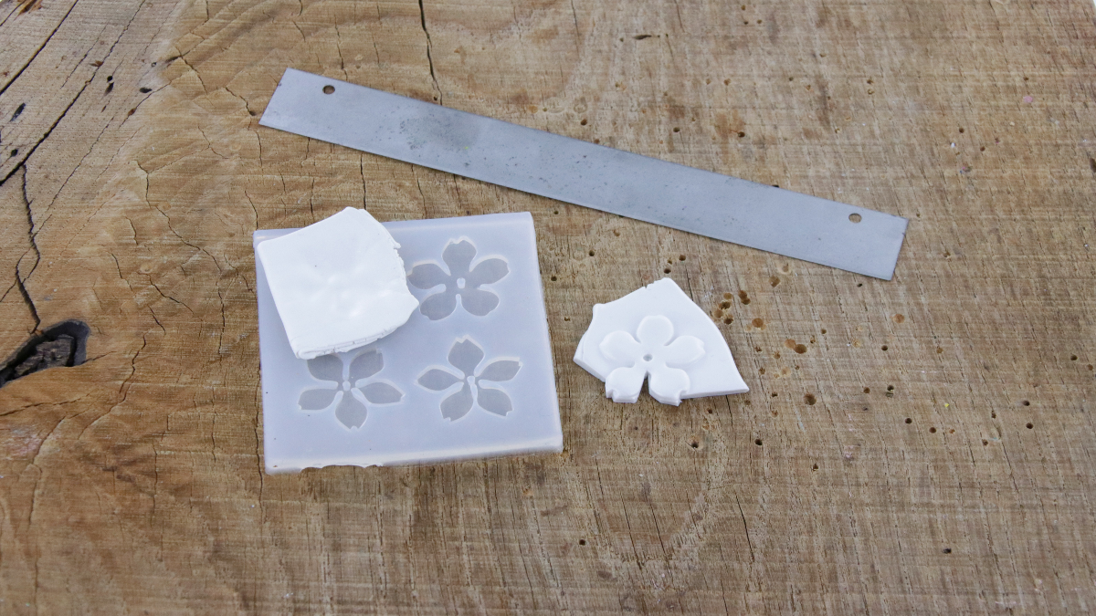 Pendientes de flores en cérnico metálico : Paso 1