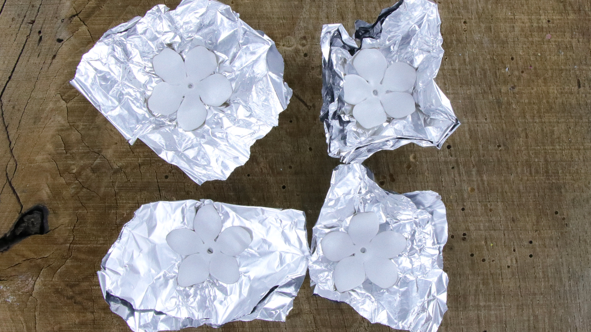 Pendientes de flores en cérnico metálico : Paso 3