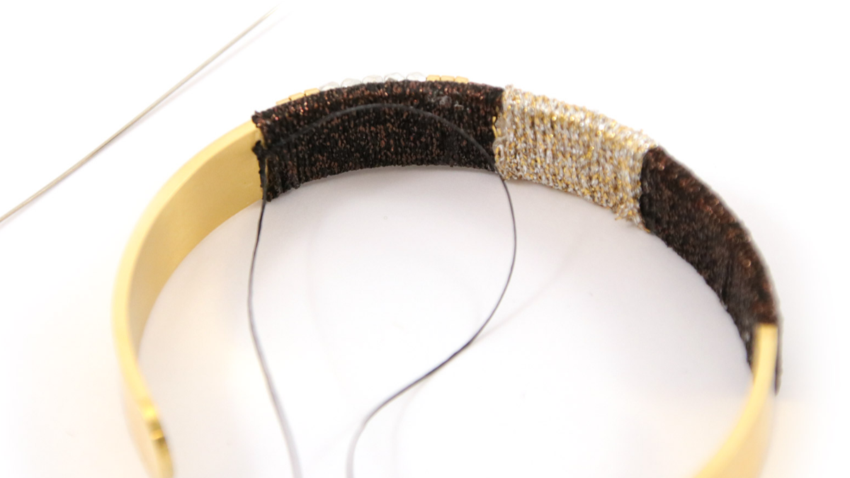 Pulsera de cuentas Miyuki chic e hilos dorados de acero inoxidable brillante : Paso 7