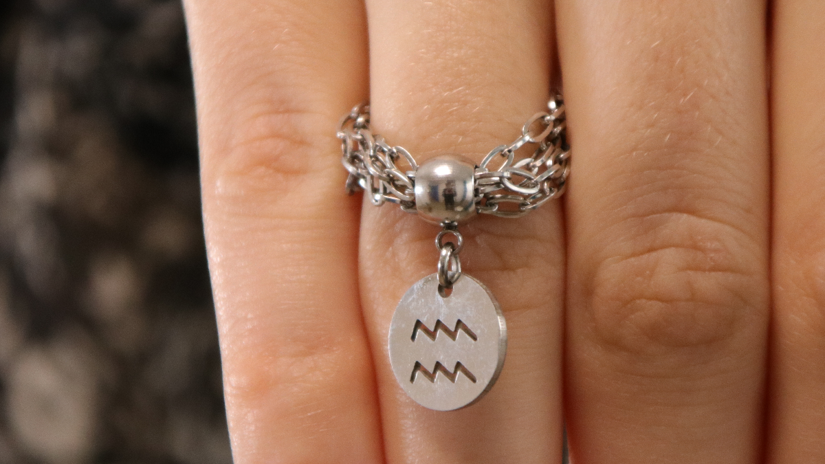 Esquema Anillo de cadena de acero inoxidable de varias filas y encanto Esquema Anillo de cadena de acero inoxidable de varias filas y encanto