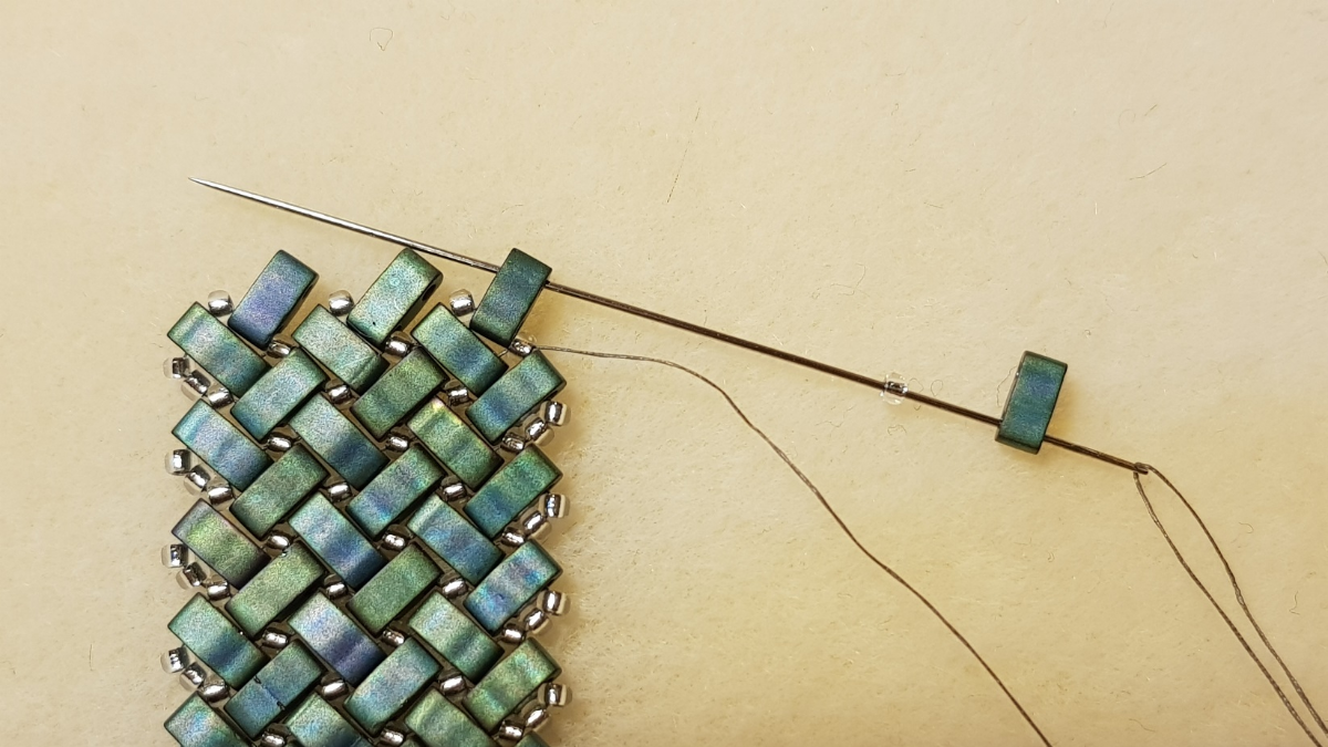 Collar de espina de pescado de Mariette Bessac con cuentas de semillas de Miyuki y Half Tila : Paso 2 Collar de espina de pescado de Mariette Bessac con cuentas de semillas de Miyuki y Half Tila : Paso 2