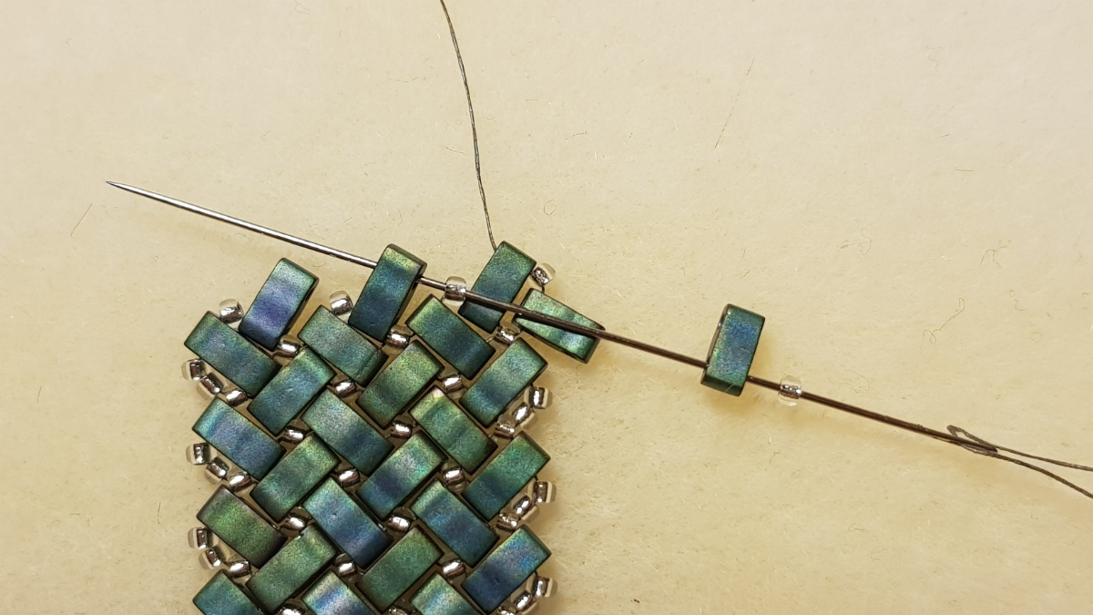 Collar de espina de pescado de Mariette Bessac con cuentas de semillas de Miyuki y Half Tila : Paso 3 Collar de espina de pescado de Mariette Bessac con cuentas de semillas de Miyuki y Half Tila : Paso 3