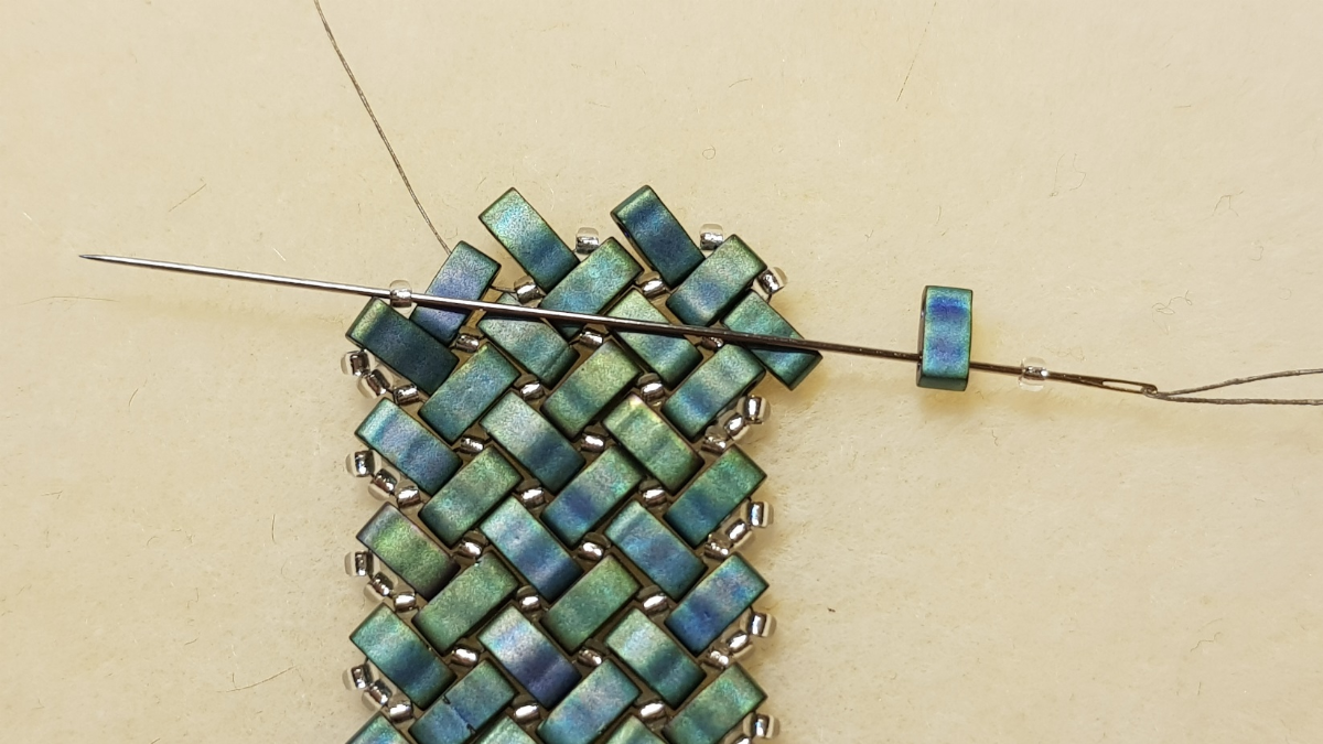 Collar de espina de pescado de Mariette Bessac con cuentas de semillas de Miyuki y Half Tila : Paso 4 Collar de espina de pescado de Mariette Bessac con cuentas de semillas de Miyuki y Half Tila : Paso 4