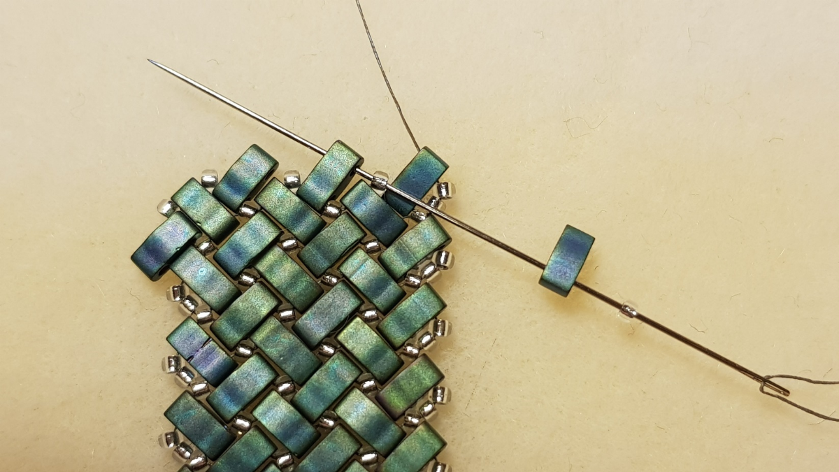 Collar de espina de pescado de Mariette Bessac con cuentas de semillas de Miyuki y Half Tila : Paso 5 Collar de espina de pescado de Mariette Bessac con cuentas de semillas de Miyuki y Half Tila : Paso 5