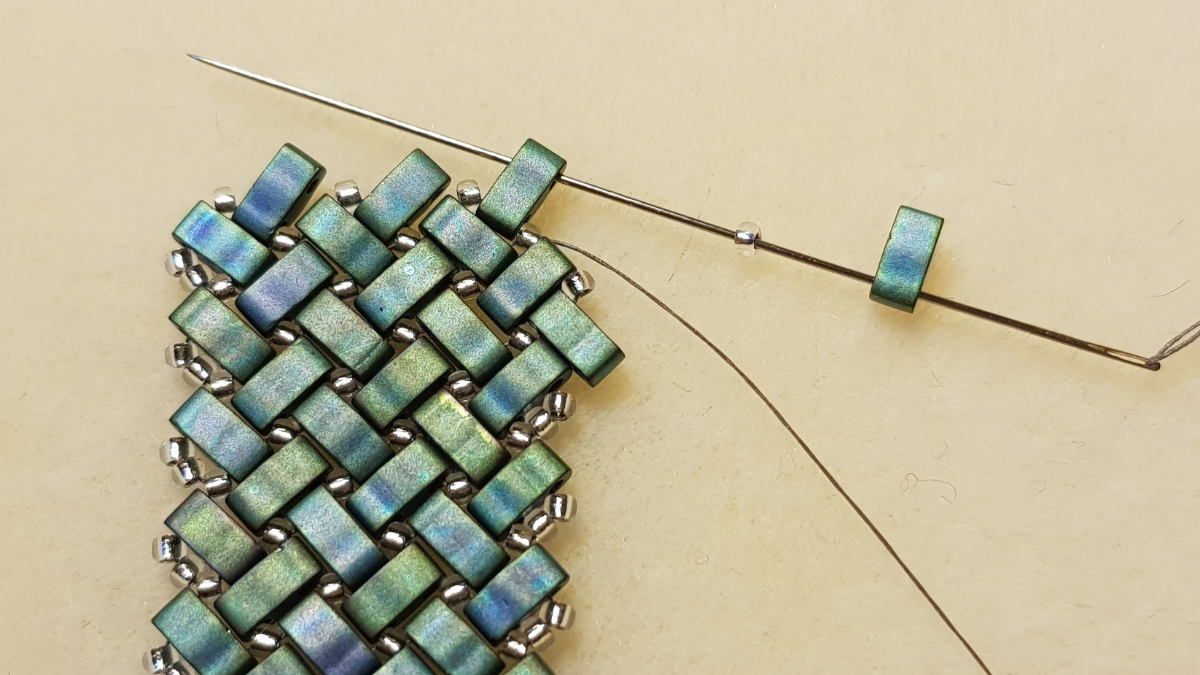 Collar de espina de pescado de Mariette Bessac con cuentas de semillas de Miyuki y Half Tila : Paso 8 Collar de espina de pescado de Mariette Bessac con cuentas de semillas de Miyuki y Half Tila : Paso 8