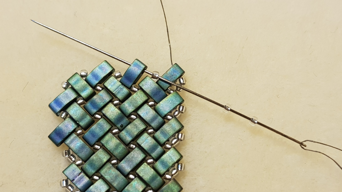 Collar de espina de pescado de Mariette Bessac con cuentas de semillas de Miyuki y Half Tila : Paso 10 Collar de espina de pescado de Mariette Bessac con cuentas de semillas de Miyuki y Half Tila : Paso 10