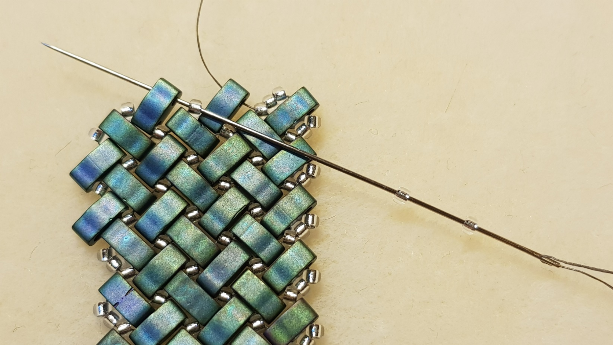 Collar de espina de pescado de Mariette Bessac con cuentas de semillas de Miyuki y Half Tila : Paso 11 Collar de espina de pescado de Mariette Bessac con cuentas de semillas de Miyuki y Half Tila : Paso 11