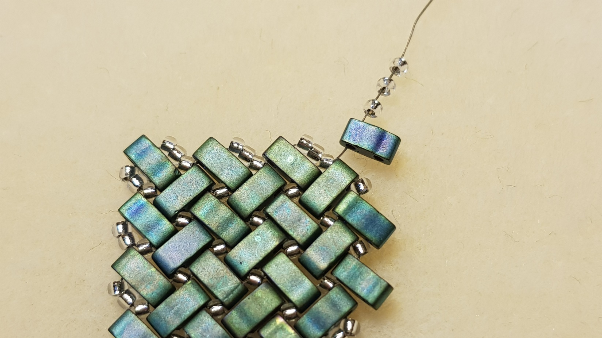 Collar de espina de pescado de Mariette Bessac con cuentas de semillas de Miyuki y Half Tila : Paso 12 Collar de espina de pescado de Mariette Bessac con cuentas de semillas de Miyuki y Half Tila : Paso 12