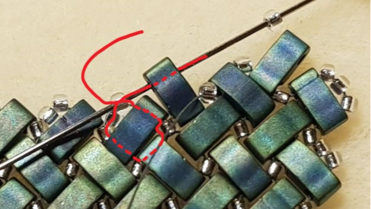 Collar de espina de pescado de Mariette Bessac con cuentas de semillas de Miyuki y Half Tila : Paso 16 Collar de espina de pescado de Mariette Bessac con cuentas de semillas de Miyuki y Half Tila : Paso 16