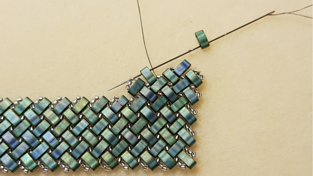 Collar de espina de pescado de Mariette Bessac con cuentas de semillas de Miyuki y Half Tila : Paso 23 Collar de espina de pescado de Mariette Bessac con cuentas de semillas de Miyuki y Half Tila : Paso 23