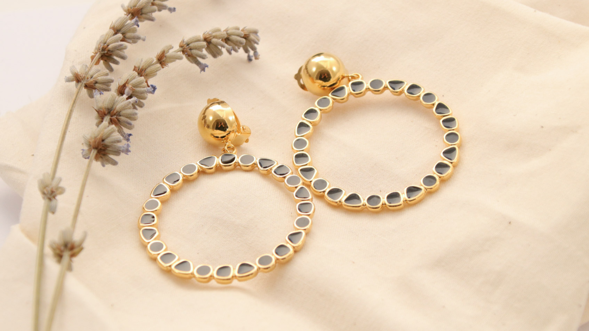 Trío de pendientes y clips de oreja de época : Paso 1