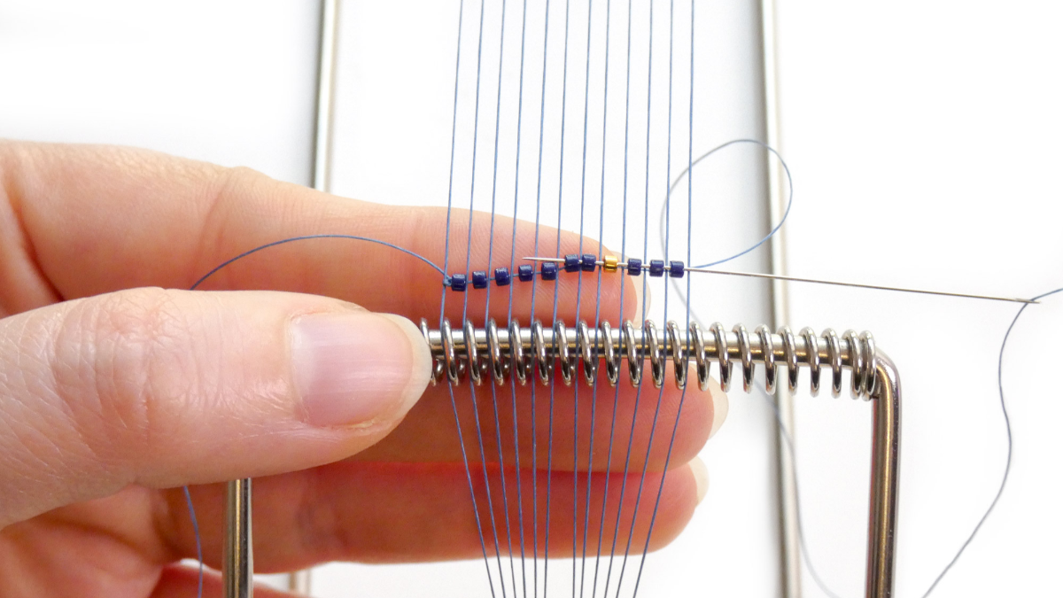 Pulsera Miyuki con flores doradas y cierre magnético : Paso 2 Pulsera Miyuki con flores doradas y cierre magnético : Paso 2