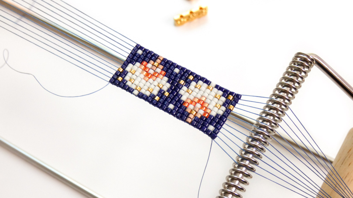 Pulsera Miyuki con flores doradas y cierre magnético : Paso 3 Pulsera Miyuki con flores doradas y cierre magnético : Paso 3