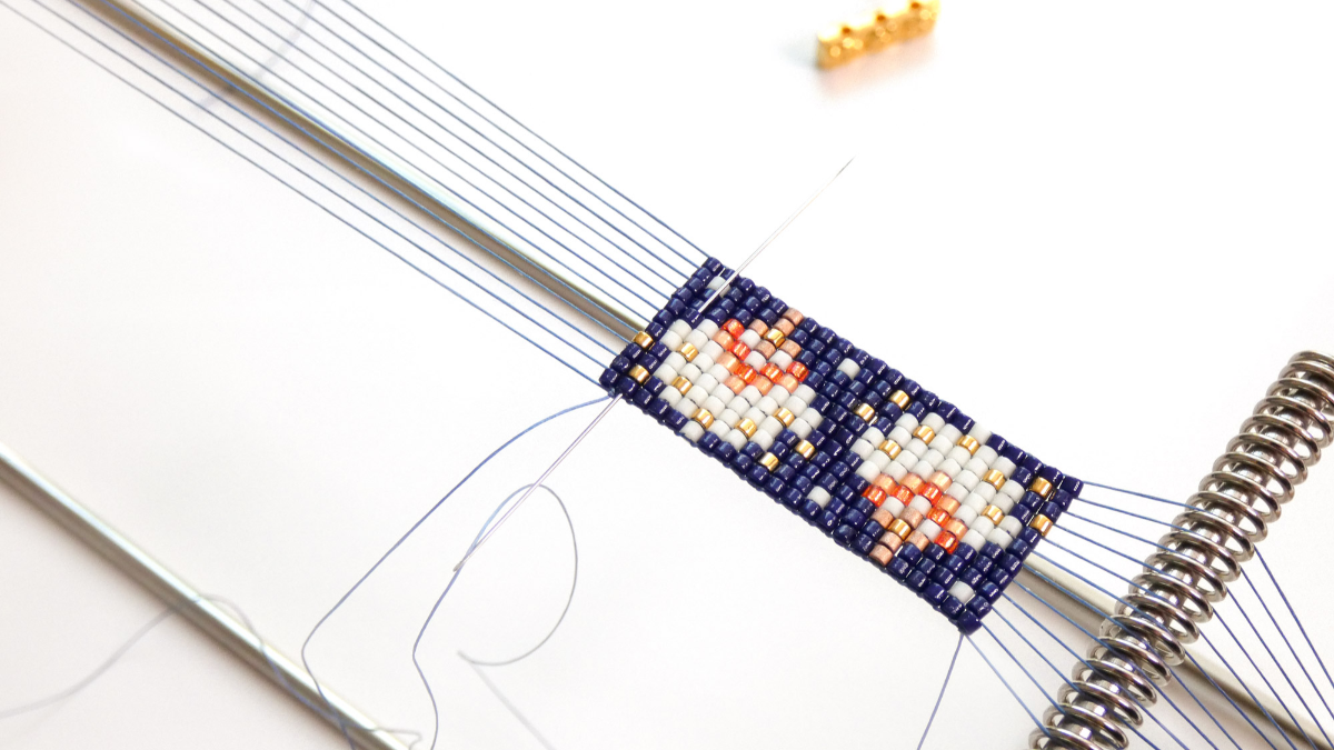 Pulsera Miyuki con flores doradas y cierre magnético : Paso 4 Pulsera Miyuki con flores doradas y cierre magnético : Paso 4