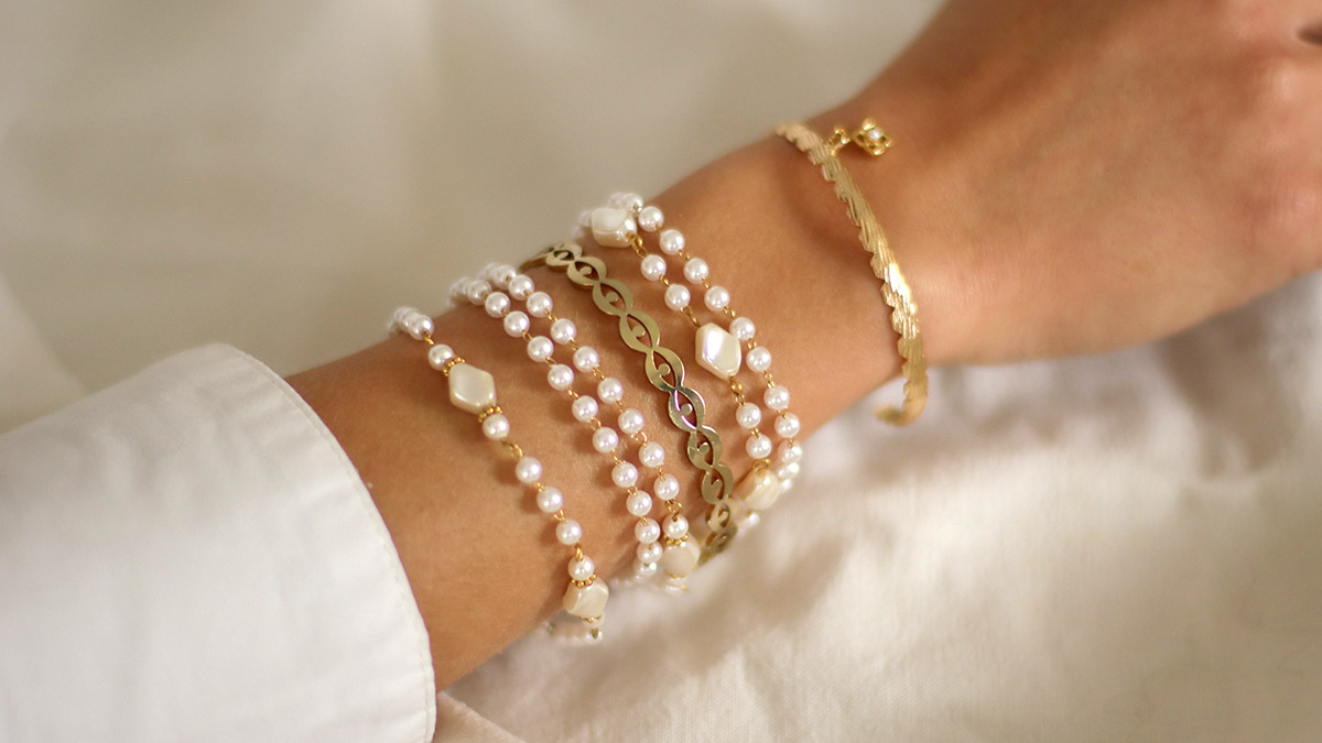 Esquema Apilamiento de brazaletes de oro de Manon y cuentas de imitación de nácar