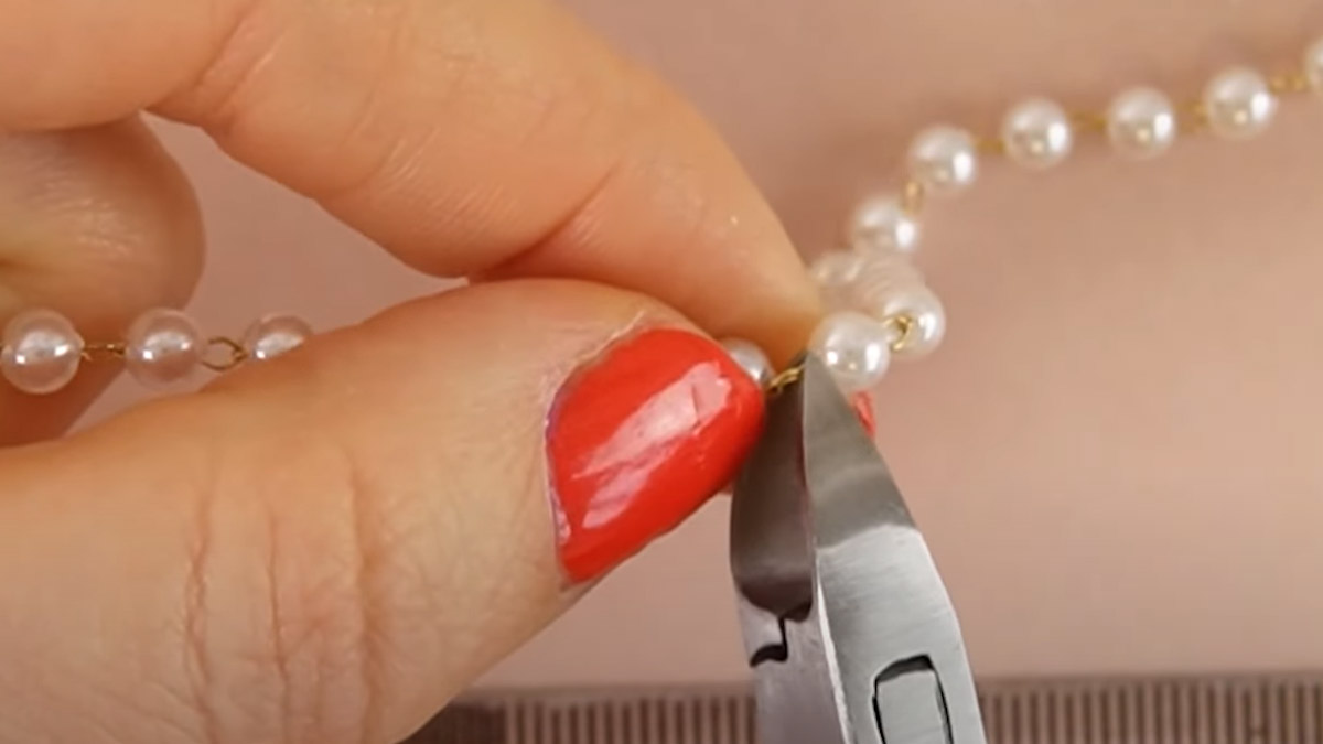 Apilamiento de brazaletes de oro de Manon y cuentas de imitación de nácar : Paso 2