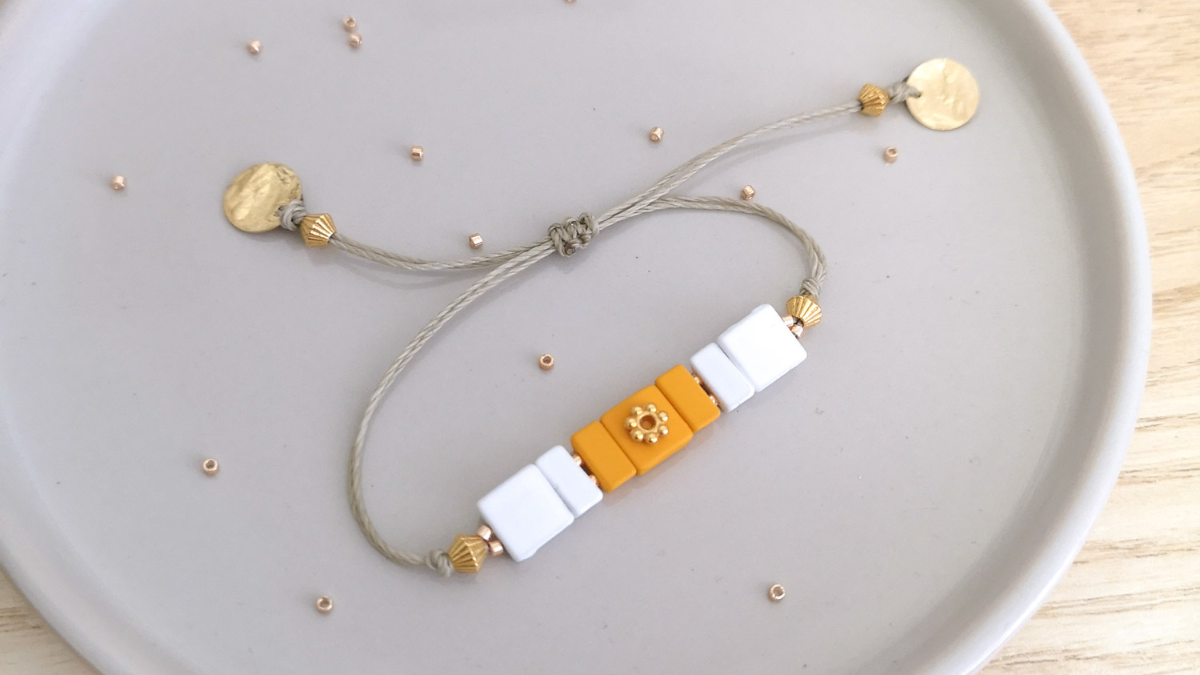 Brazalete ajustable con cuentas cuadradas de efecto de goma