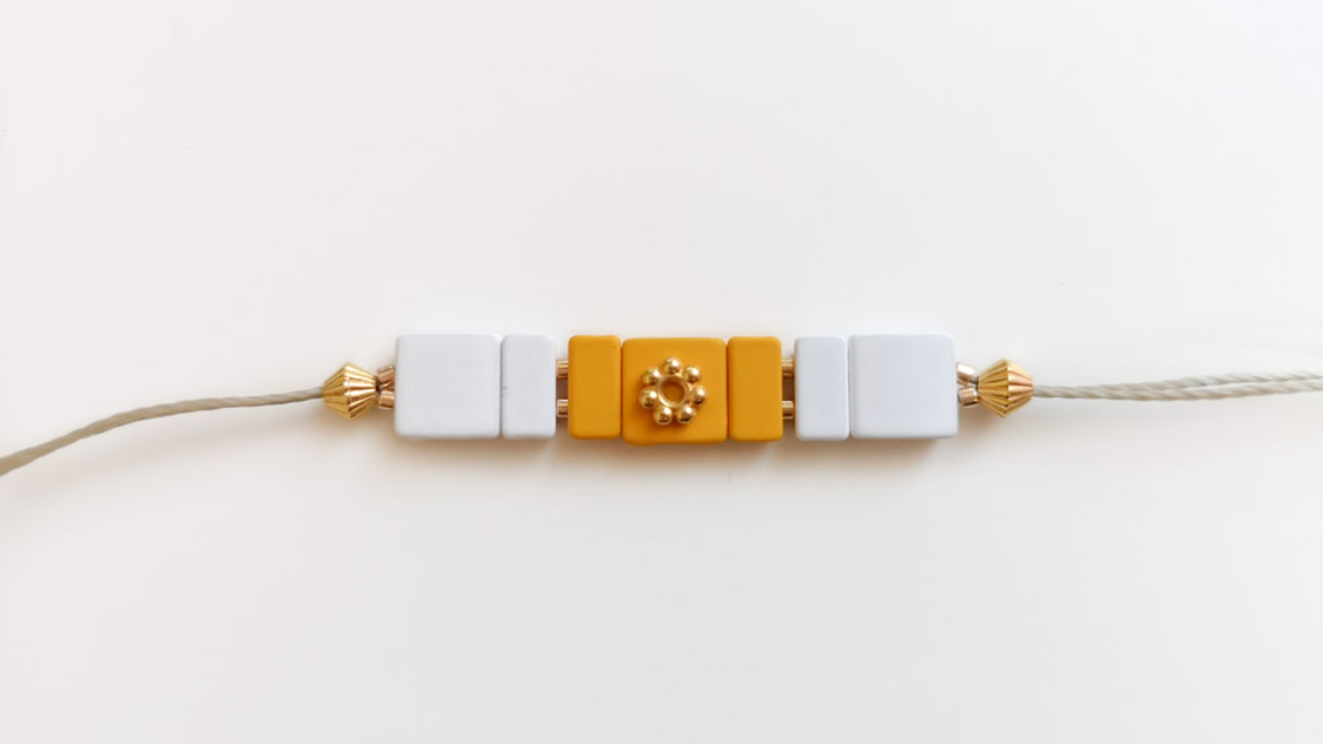 Esquema Brazalete ajustable con cuentas cuadradas de efecto de goma