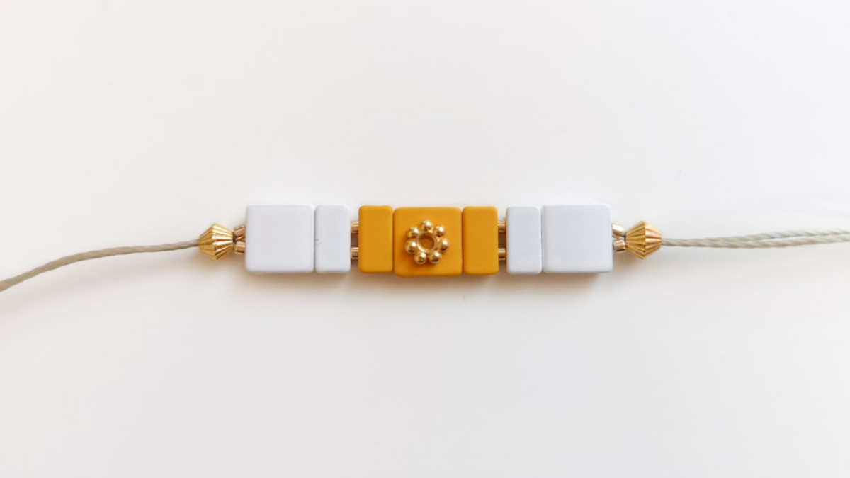 Brazalete ajustable con cuentas cuadradas de efecto de goma : Paso 1