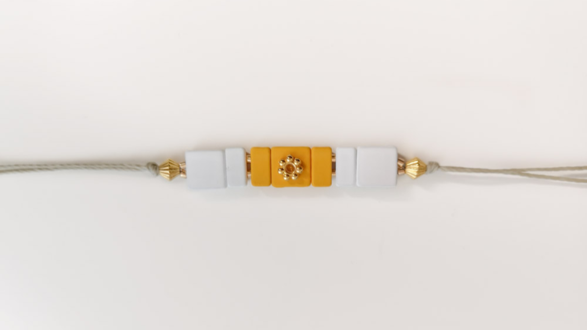 Brazalete ajustable con cuentas cuadradas de efecto de goma : Paso 2