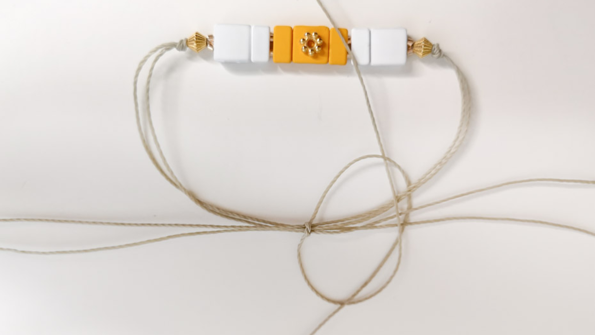 Brazalete ajustable con cuentas cuadradas de efecto de goma : Paso 3