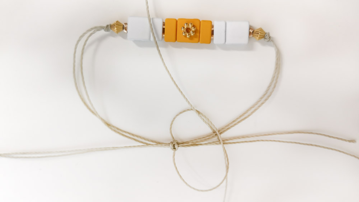 Brazalete ajustable con cuentas cuadradas de efecto de goma : Paso 4