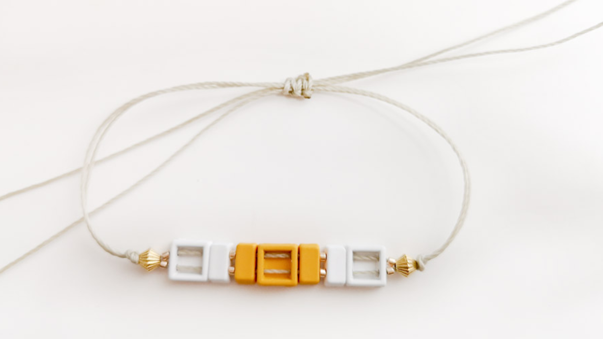 Brazalete ajustable con cuentas cuadradas de efecto de goma : Paso 5
