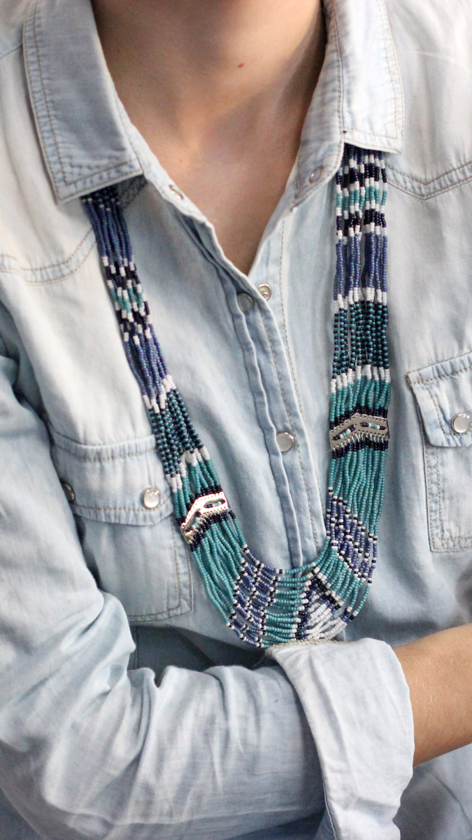 Esquema Collar largo de varias vueltas con cuentas de semillas de miyuki azules y turquesas.