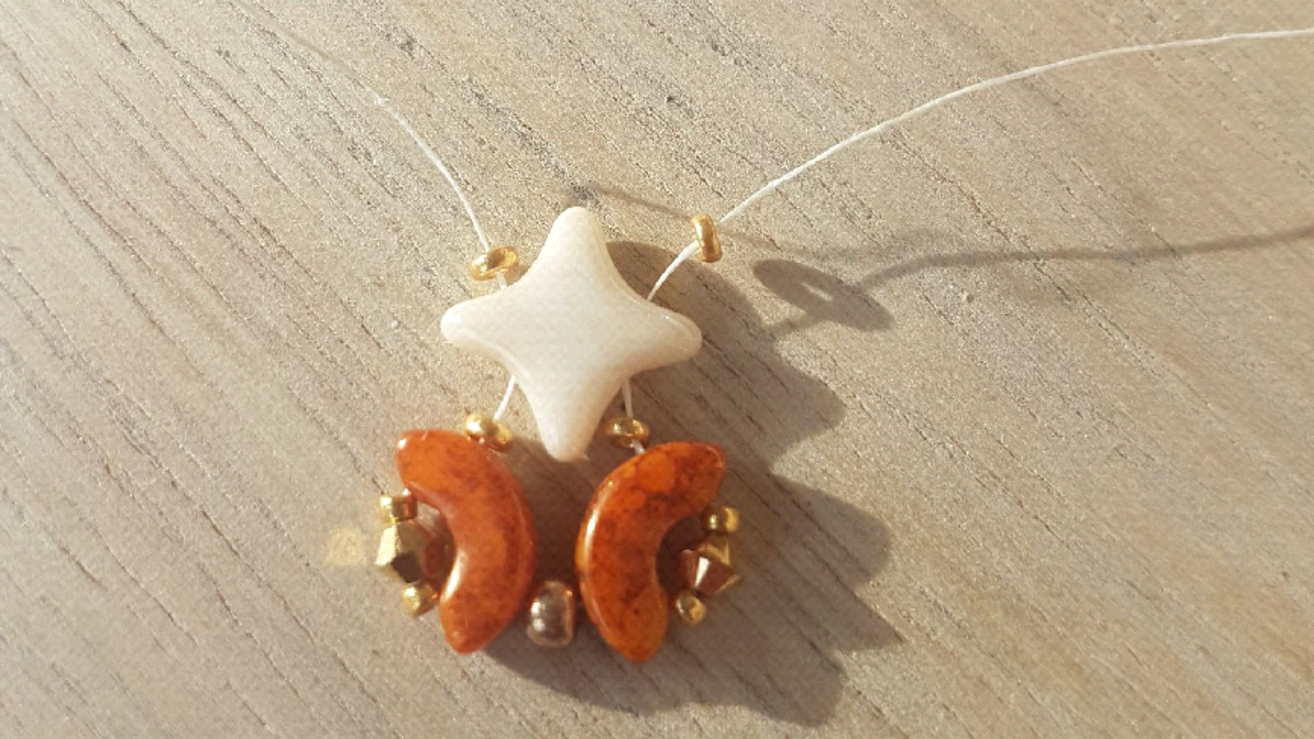 Elegante pulsera de fiesta con cuentas de estrellas y arcos de Puca : Paso 3