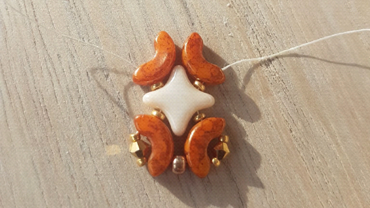 Elegante pulsera de fiesta con cuentas de estrellas y arcos de Puca : Paso 4